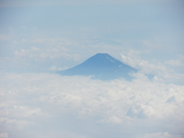 远处的火山