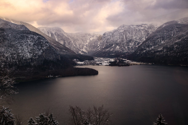 冬季远山村庄雪景