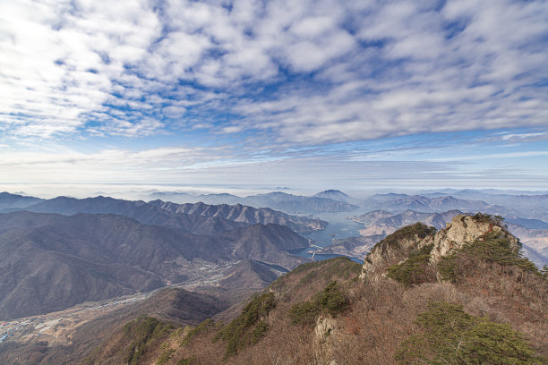 冬季远山村庄雪景