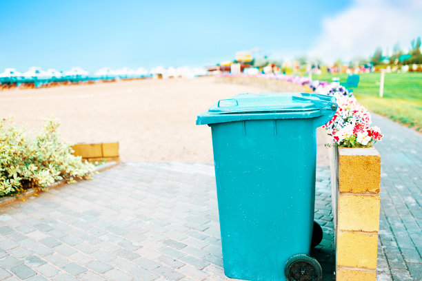 海滩垃圾桶