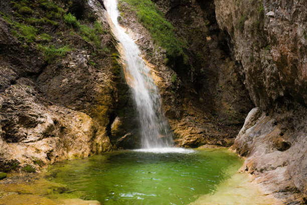 湖边游泳场