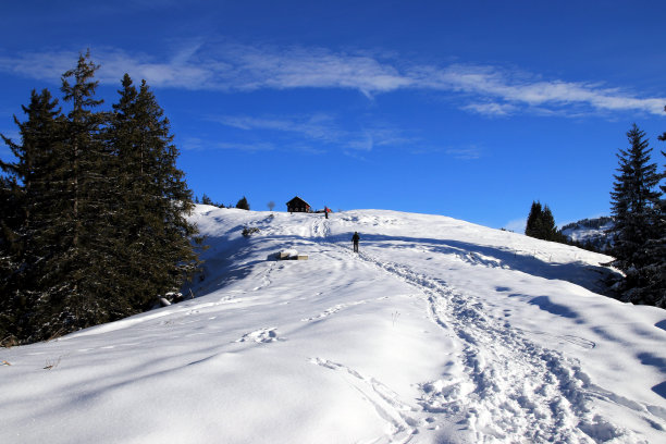 蓝天雪山雪地