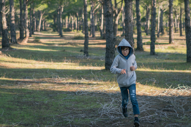 树林中奔跑的小朋友