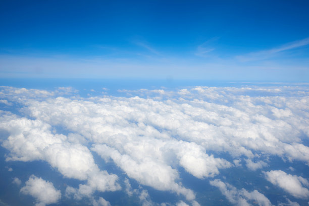 高空中的蓝天白云自然景观