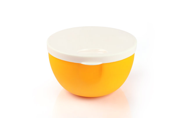 白色背景上的黄色塑料碗