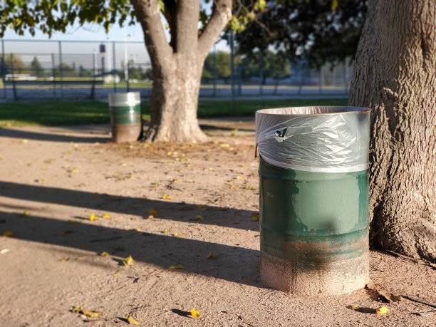 公园垃圾筒
