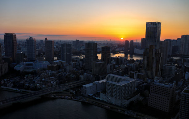 河岸建筑剪影