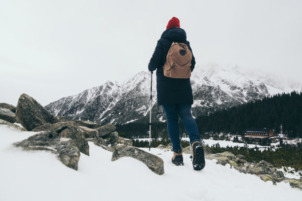 行走在雪地中的人