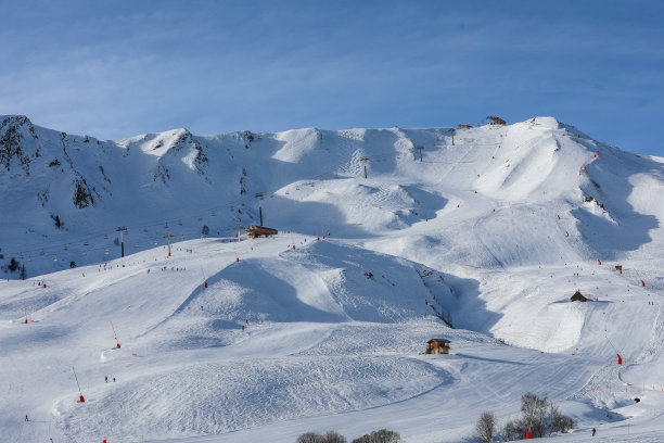 雪山积雪滑雪场