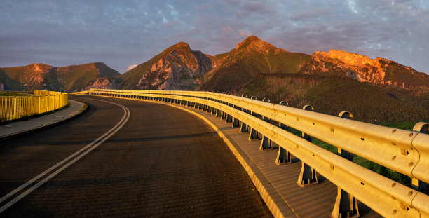 弯曲的大山公路