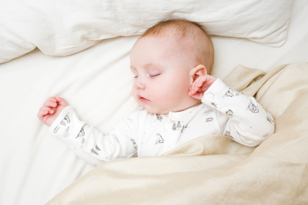 躺在毯子上的可爱的婴儿