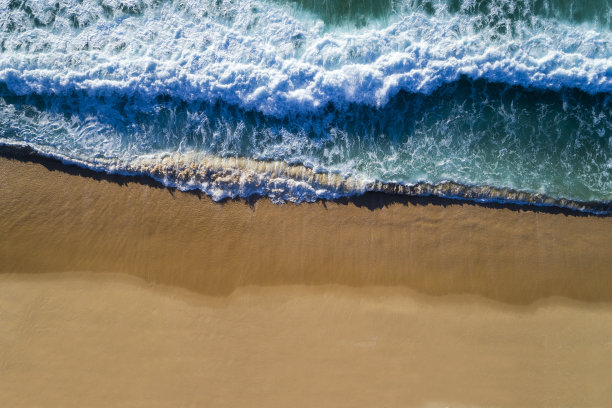 航拍大海沙滩浪花背景素材