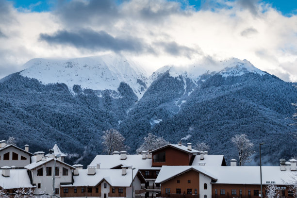 冬季远山村庄雪景