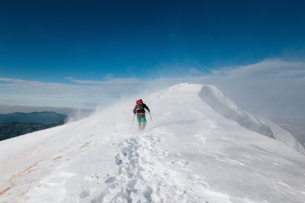 行走在雪地中的人