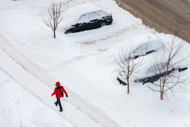 白雪覆盖汽车