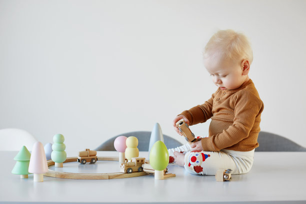 男宝宝在室内玩玩具
