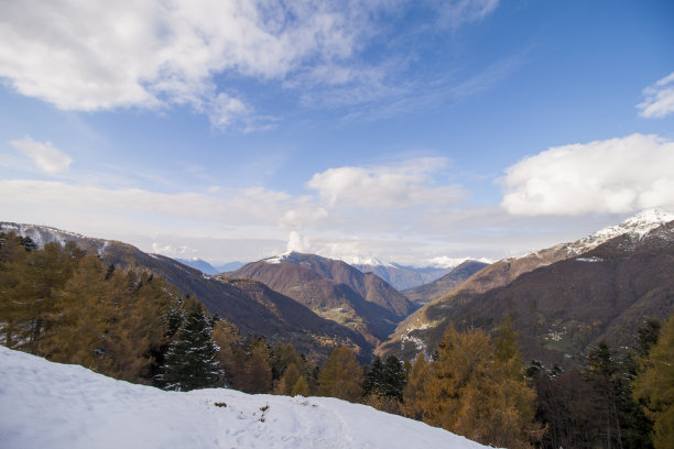 冬季远山村庄雪景