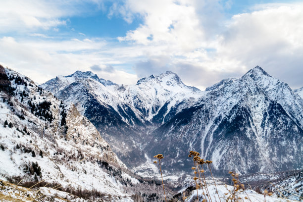 冬季远山村庄雪景