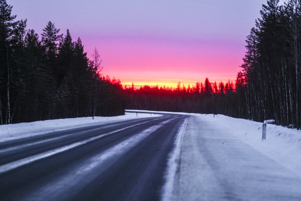 寒冬结冰道路与车辆