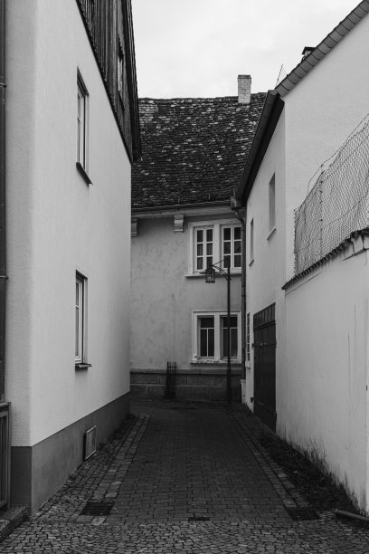 小巷街道黑白照片