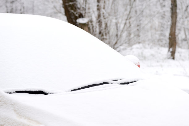 白雪覆盖汽车