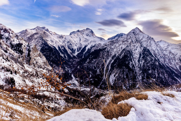 冬季远山村庄雪景