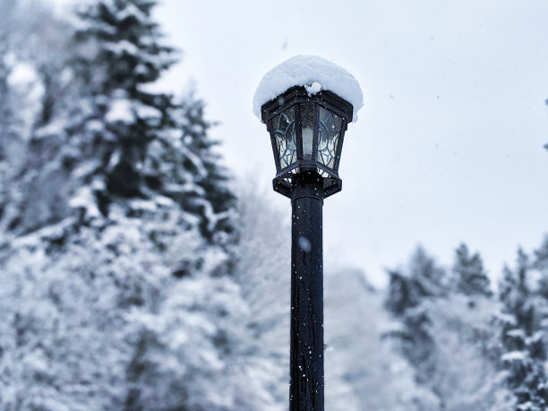 风雪中的灯塔