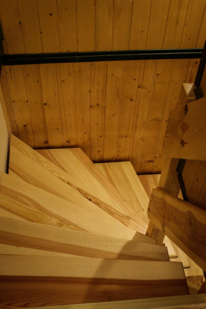 阁楼木制楼梯
