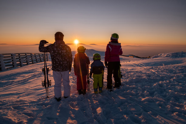 滑雪场山顶日落