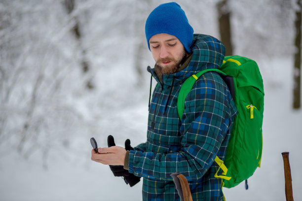 行走在雪地中的人