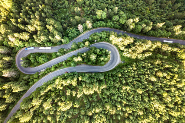 弯曲的大山公路