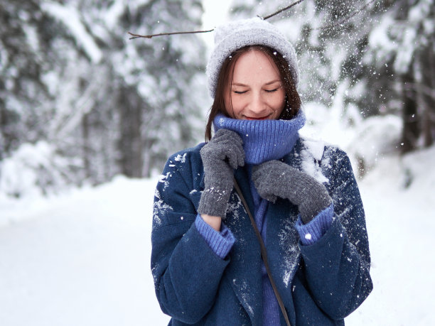 行走在雪地中的人
