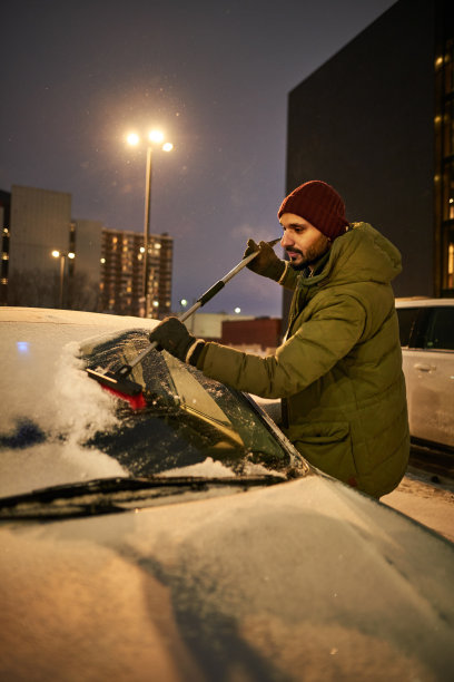 被雪覆盖的汽车