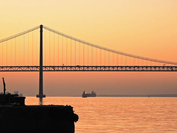 葡萄牙里斯本跨海大桥落日