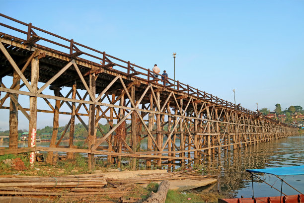 湖边木桥