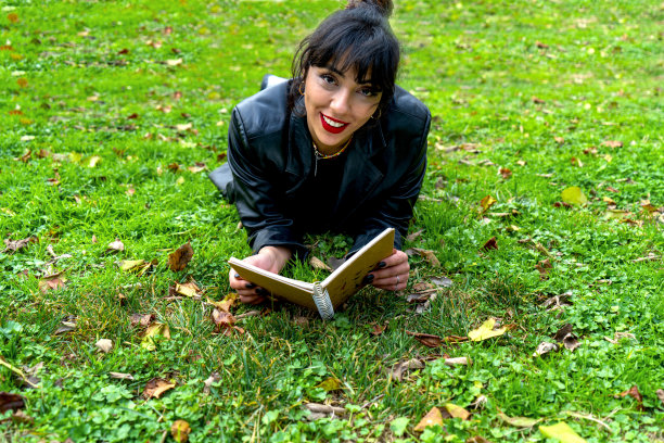 草地上看书的美女