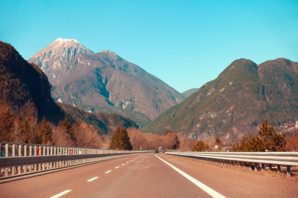 公路小山太阳背景素材