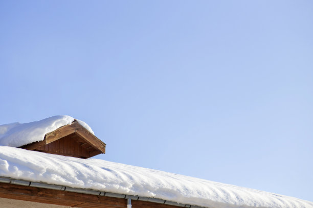 积雪屋檐