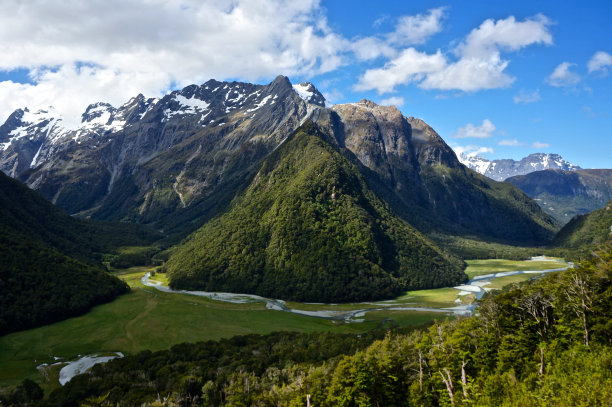 田园诗般的山间溪流风景