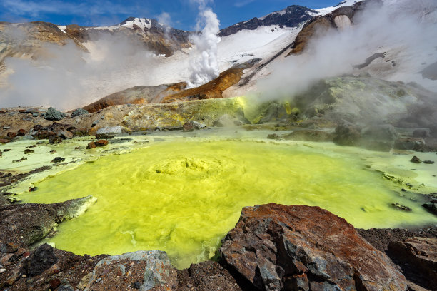 远处的火山