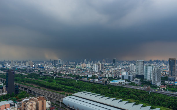 海滨小镇雨后风景