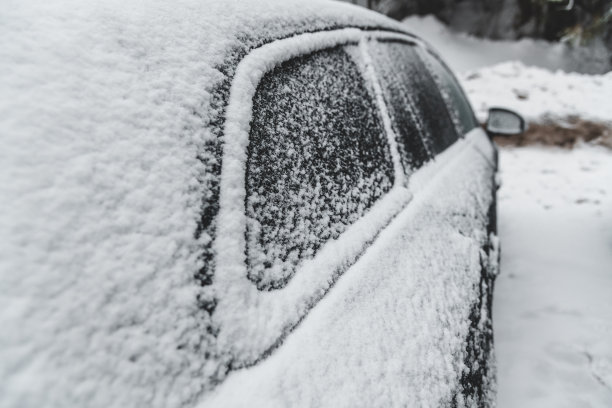 大雪覆盖的汽车