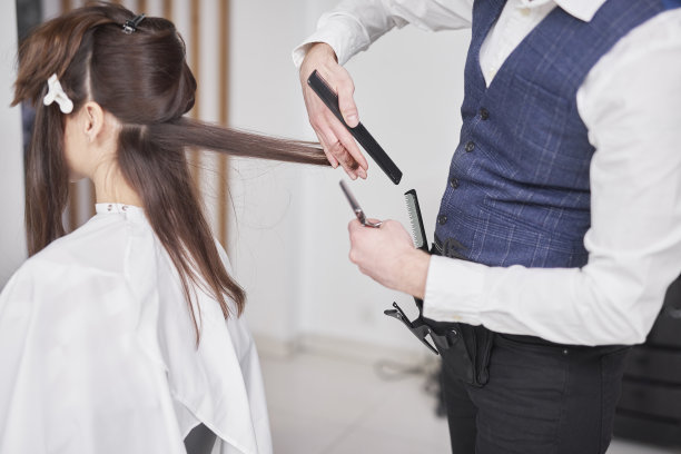 年轻女子在梳头发