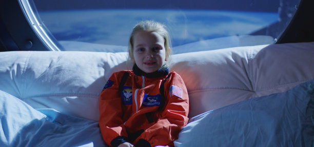 宇航员小女孩