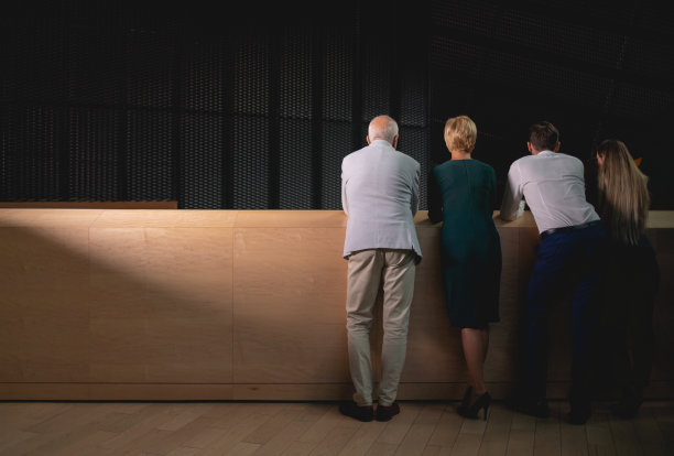 凝聚群众引导群众