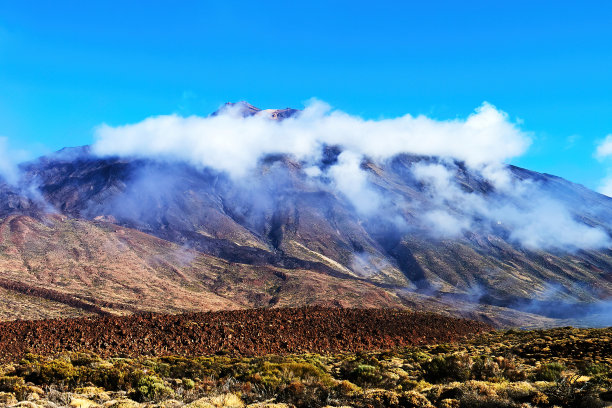 远处的火山