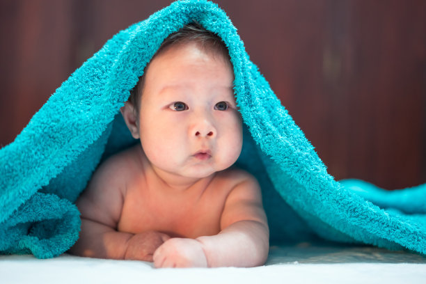 毛巾遮盖的宝宝