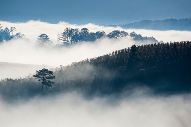 清晨云雾缭绕的村庄与高山