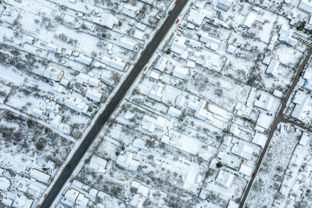 积雪街道屋顶