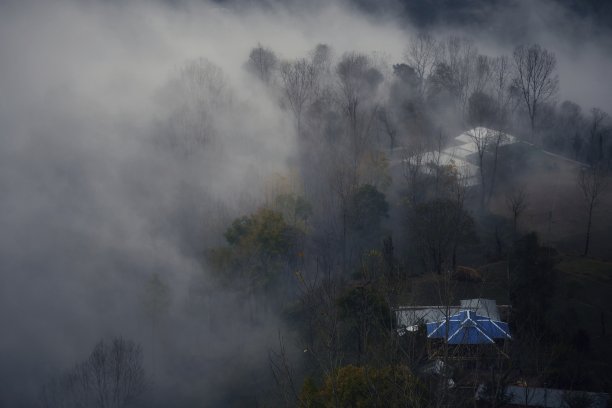 深秋湖面薄雾风景图